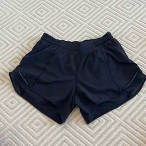 Lululemon black Size 8 4” hotty hots